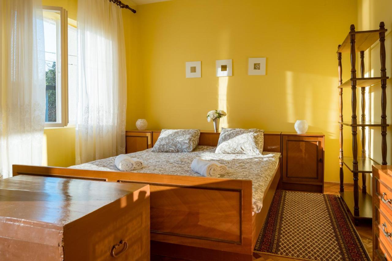 Holiday Home Nives Тиват Екстериор снимка