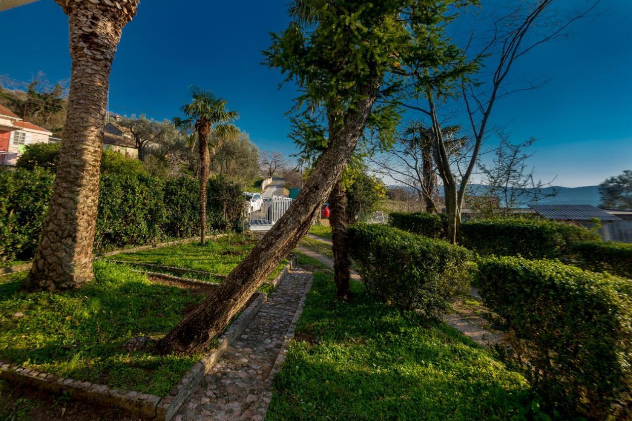 Holiday Home Nives Тиват Екстериор снимка